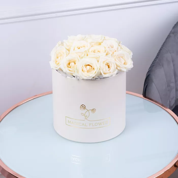 Букет из 19 белых роз premium в кремовой шляпной коробке