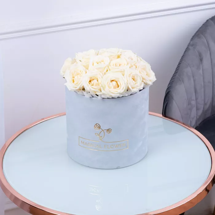 Букет из 19 белых роз premium в серой бархатной шляпной коробке