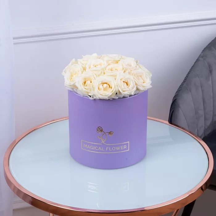 Букет из 19 белых роз premium в фиолетовой шляпной коробке