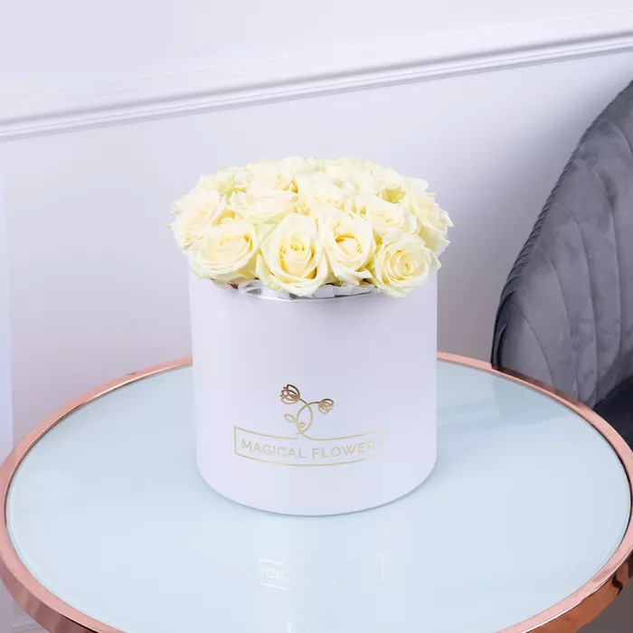 Букет из 21 белой розы premium в белой шляпной коробке