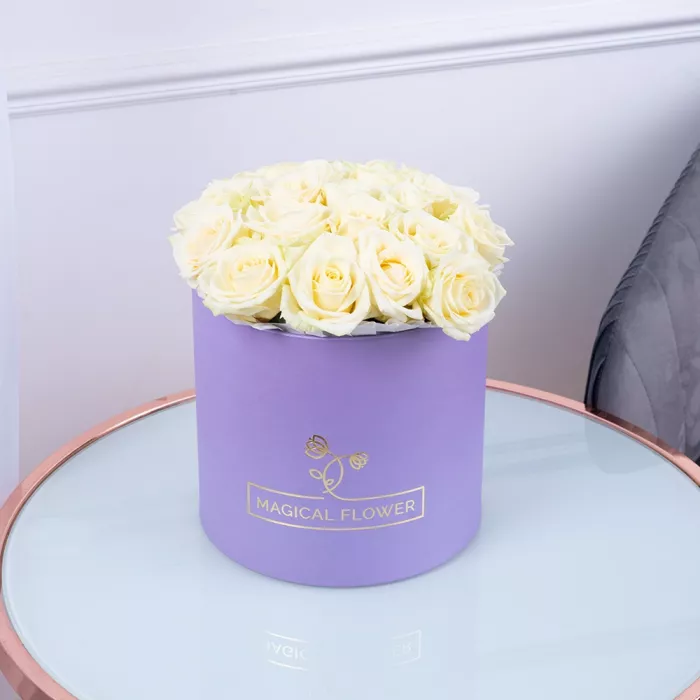 Букет из 21 белой розы premium в фиолетовой шляпной коробке