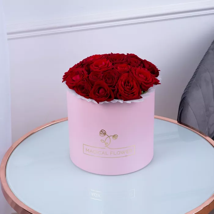 Букет из 21 красной розы premium в розовой шляпной коробке