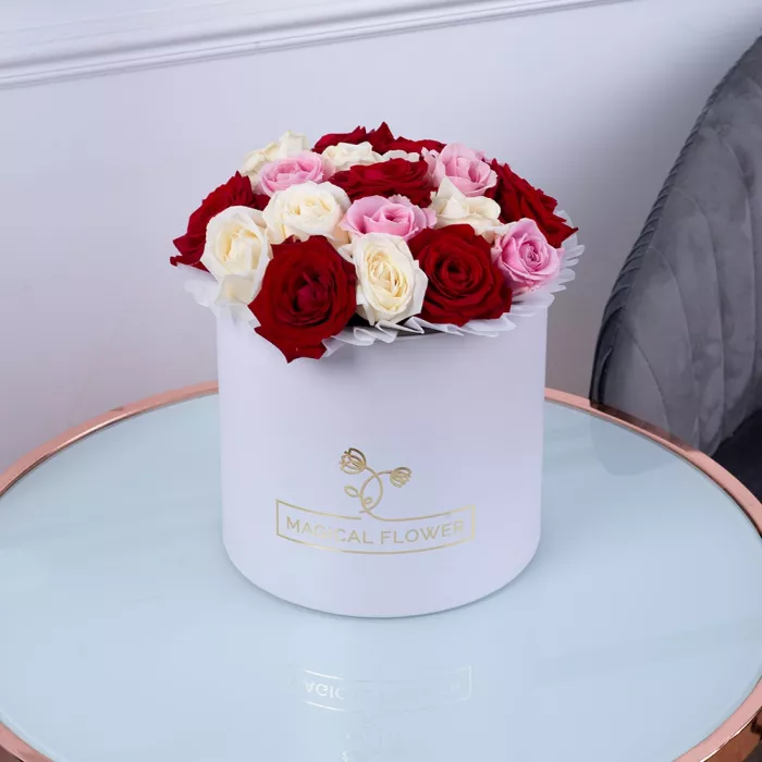 Букет из 19 разноцветных роз premium в белой шляпной коробке