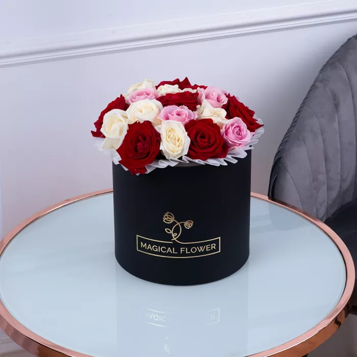Букет из 19 разноцветных роз premium в черной шляпной коробке