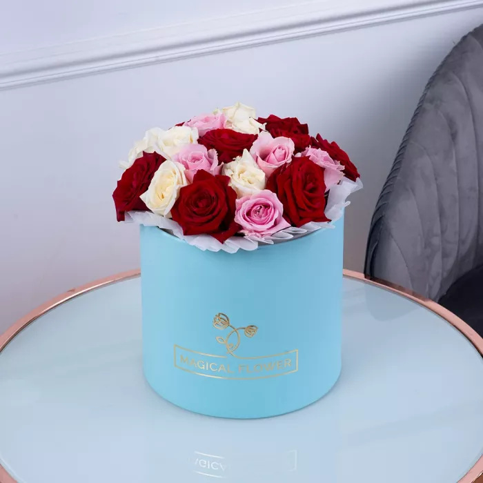 Букет из 19 разноцветных роз premium в голубой шляпной коробке