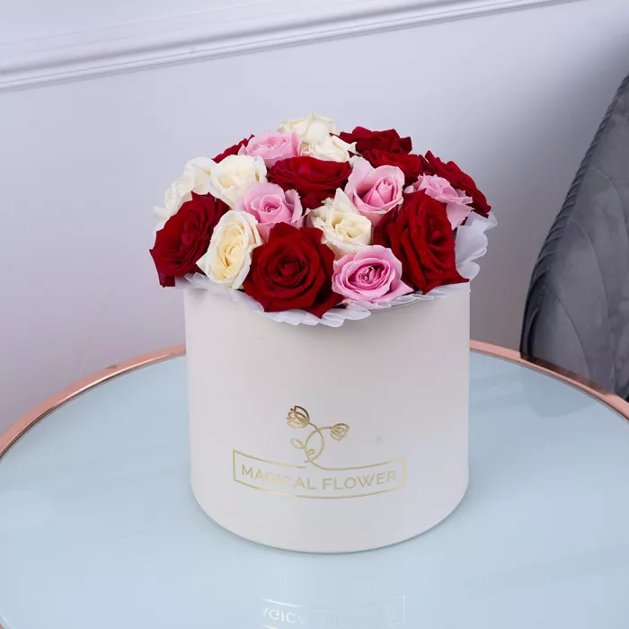 Букет из 19 разноцветных роз premium в кремовой шляпной коробке