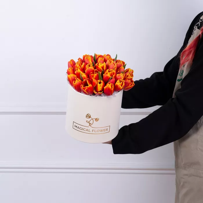 35 огненных тюльпан в кремовой шляпной коробке