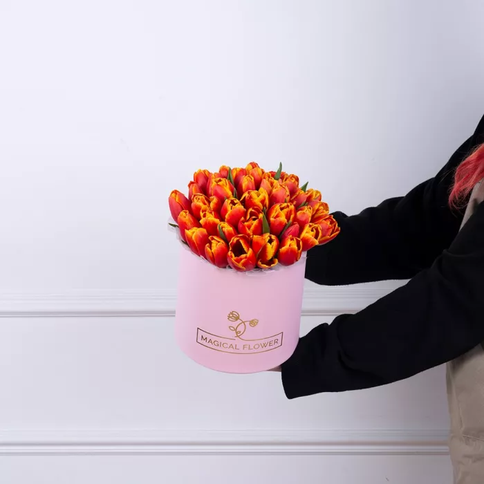 35 огненных тюльпан в розовой шляпной коробке