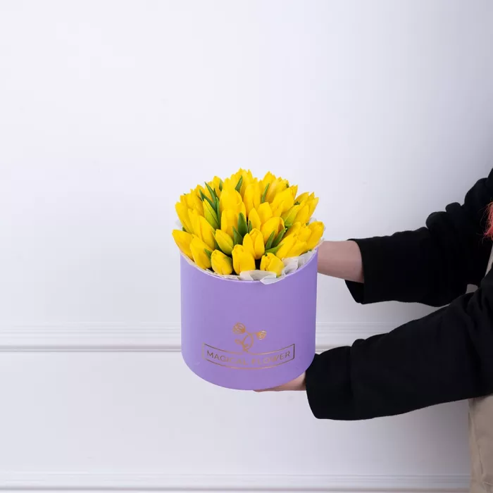35 желтых тюльпан в фиолетовой шляпной коробке
