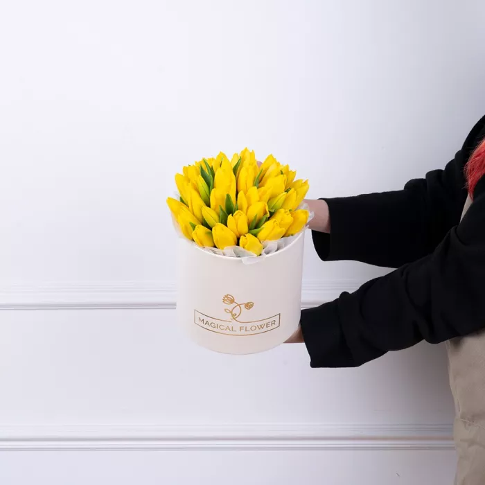 35 желтых тюльпан в кремовой шляпной коробке