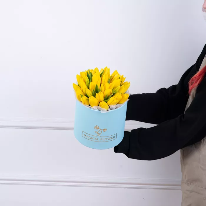 35 желтых тюльпан в голубой шляпной коробке
