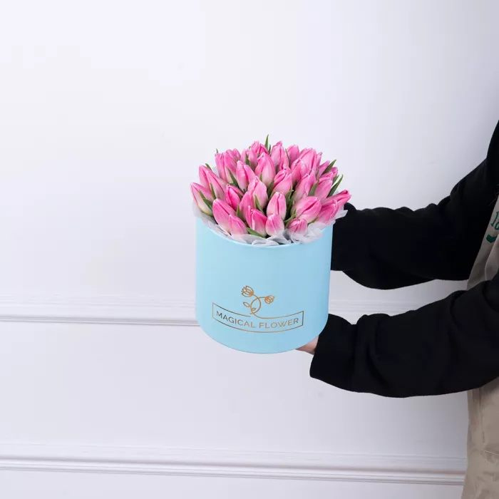 35 розовых тюльпан в голубой шляпной коробке