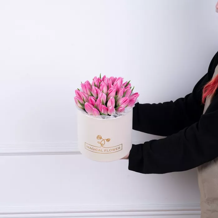 35 розовых тюльпан в кремовой шляпной коробке