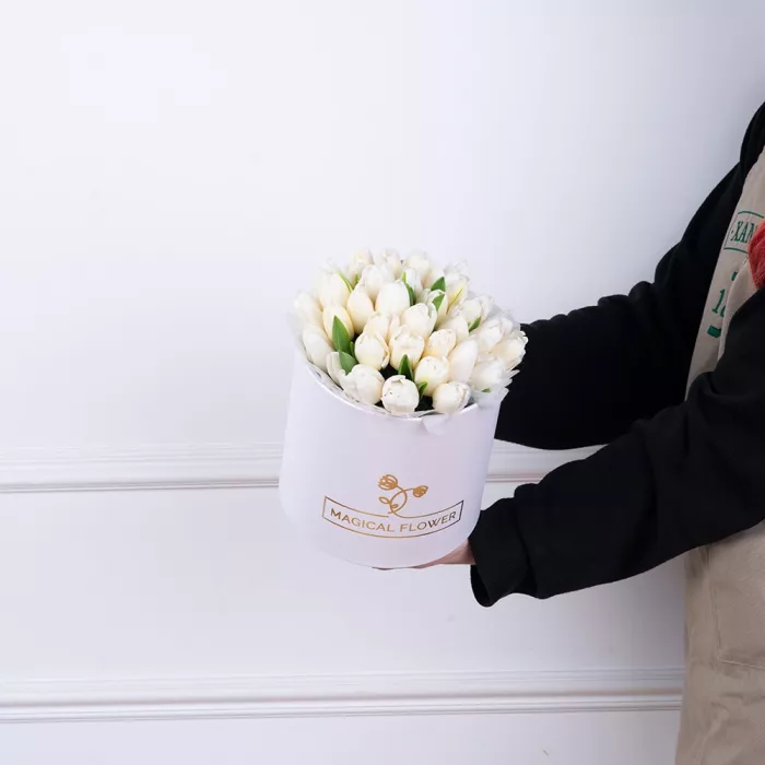 35 белых тюльпан в белой шляпной коробке