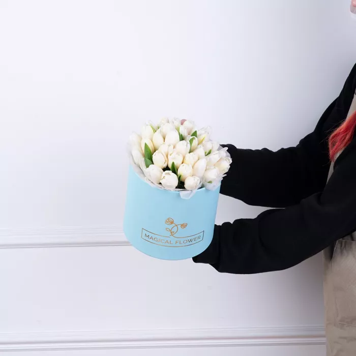 35 белых тюльпан в голубой шляпной коробке