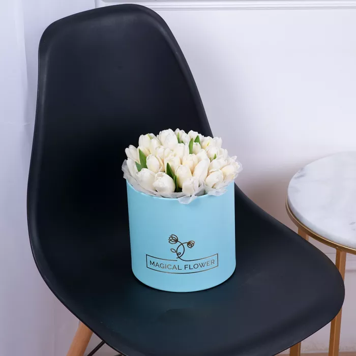 35 белых тюльпан в голубой шляпной коробке