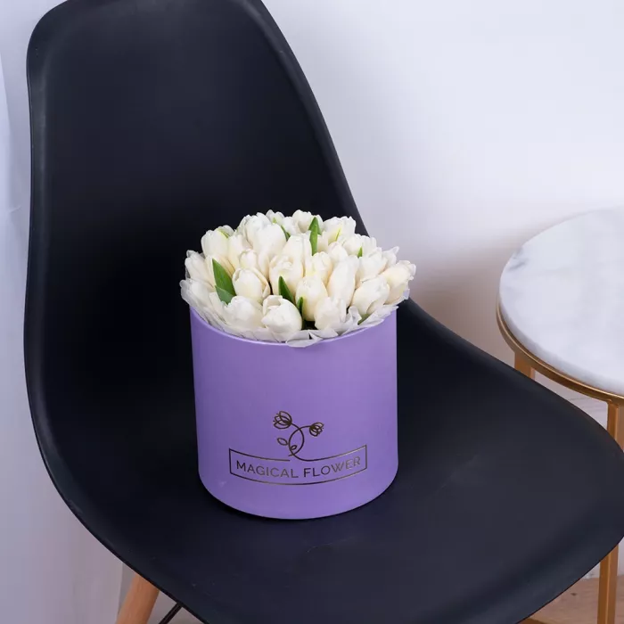 35 белых тюльпан в фиолетовой шляпной коробке