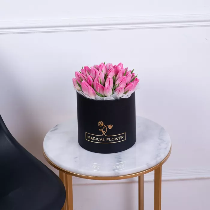 35 розовых тюльпан в черной шляпной коробке