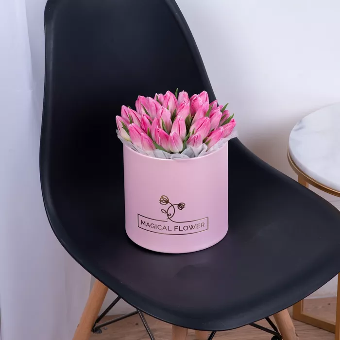 35 розовых тюльпан в розовой шляпной коробке