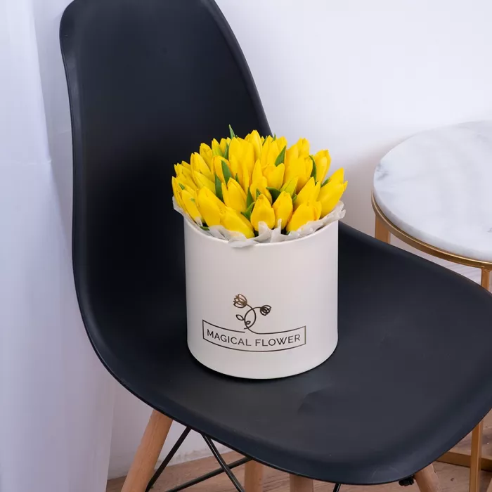 35 желтых тюльпан в кремовой шляпной коробке