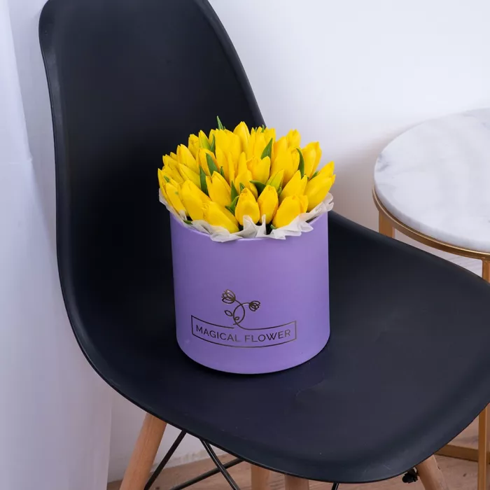 35 желтых тюльпан в фиолетовой шляпной коробке