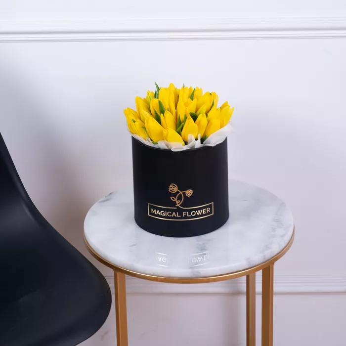 35 желтых тюльпан в черной шляпной коробке