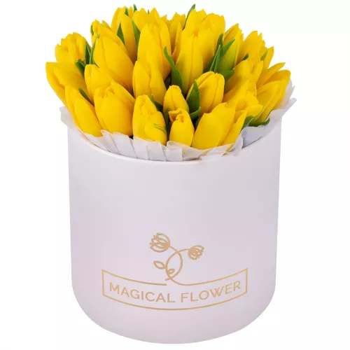 35 желтых тюльпан в кремовой шляпной коробке