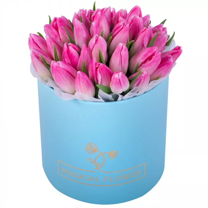 35 розовых тюльпан в голубой шляпной коробке