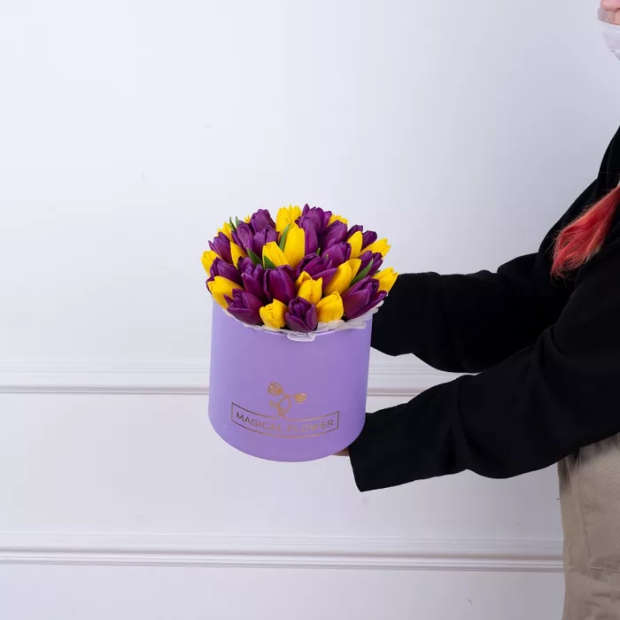 35 разноцветных тюльпан в фиолетовой шляпной коробке