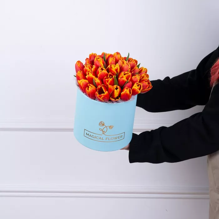 35 огненных тюльпан в голубой шляпной коробке