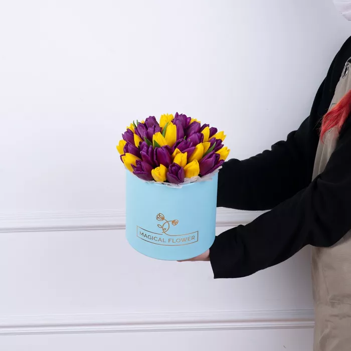 35 разноцветных тюльпан в голубой шляпной коробке