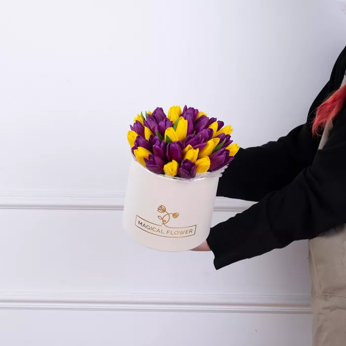 35 разноцветных тюльпан в кремовой шляпной коробке