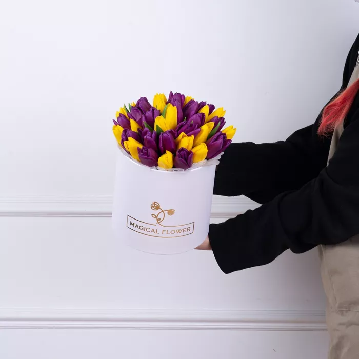 35 разноцветных тюльпан в белой шляпной коробке