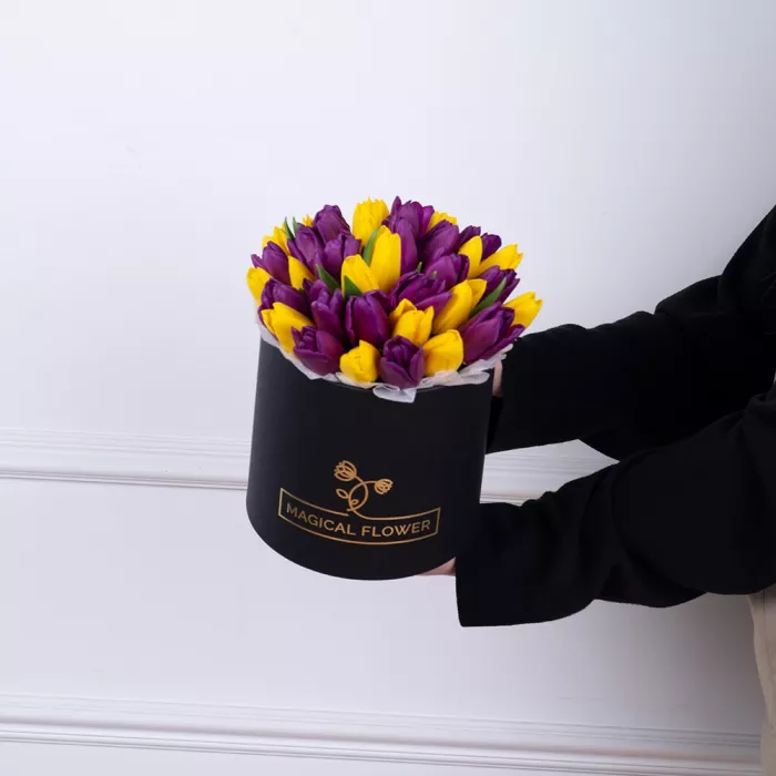 35 разноцветных тюльпан в черной шляпной коробке