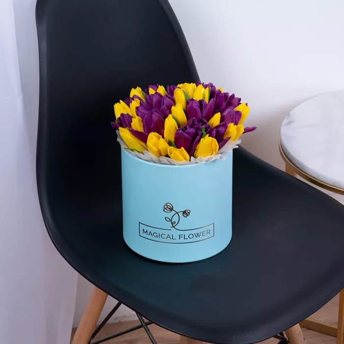 35 разноцветных тюльпан в голубой шляпной коробке