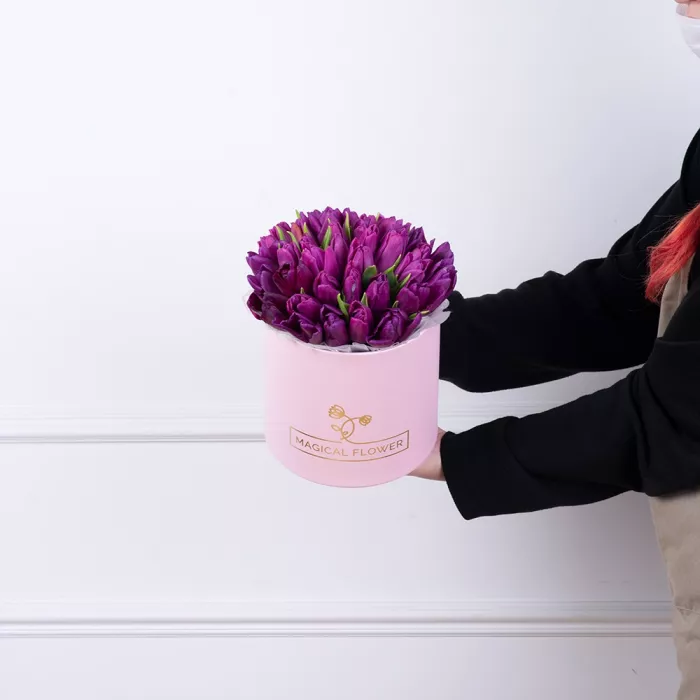 35 фиолетовых тюльпан в розовой шляпной коробке