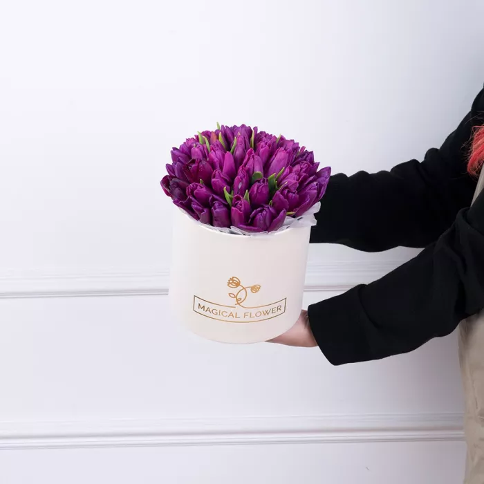 35 фиолетовых тюльпан в кремовой шляпной коробке