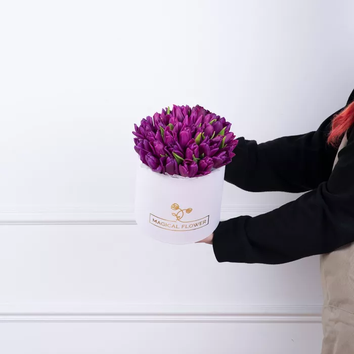 35 фиолетовых тюльпан в белой шляпной коробке