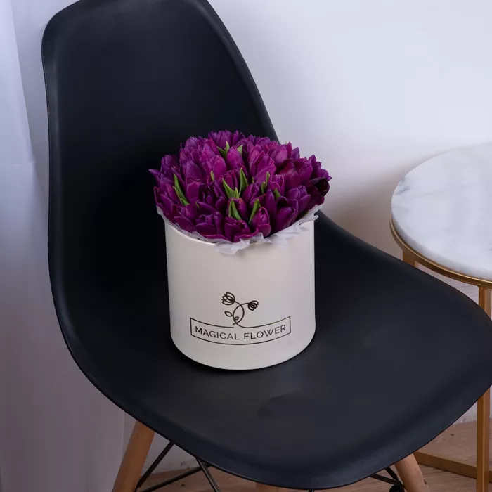 35 фиолетовых тюльпан в кремовой шляпной коробке