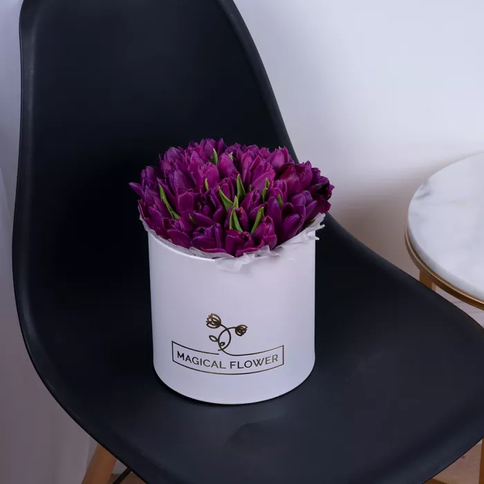 35 фиолетовых тюльпан в белой шляпной коробке