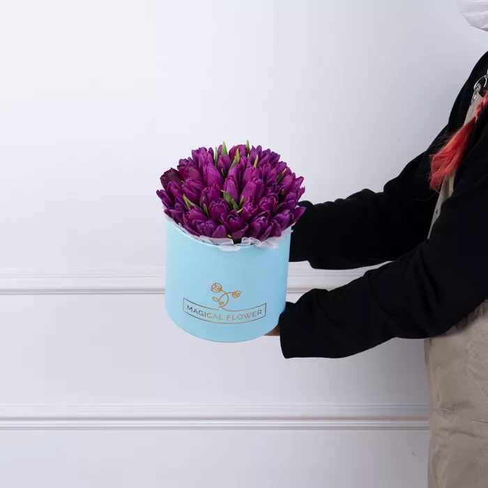 35 фиолетовых тюльпан в голубой шляпной коробке