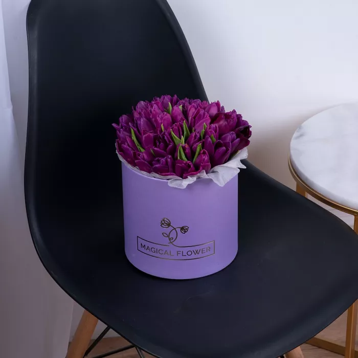 35 фиолетовых тюльпан в фиолетовой шляпной коробке