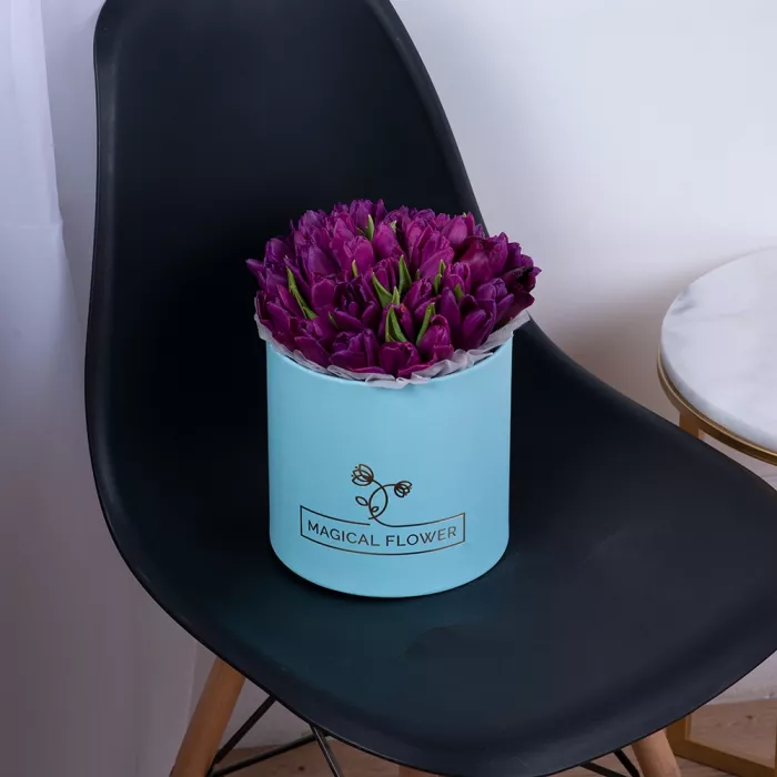 35 фиолетовых тюльпан в голубой шляпной коробке