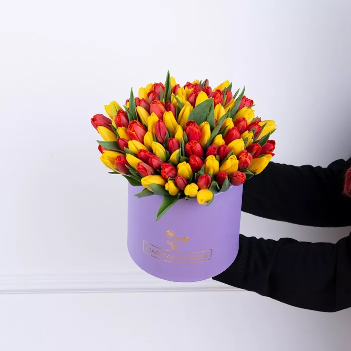 Букет из 101 разноцветного тюльпана в фиолетовой шляпной коробке