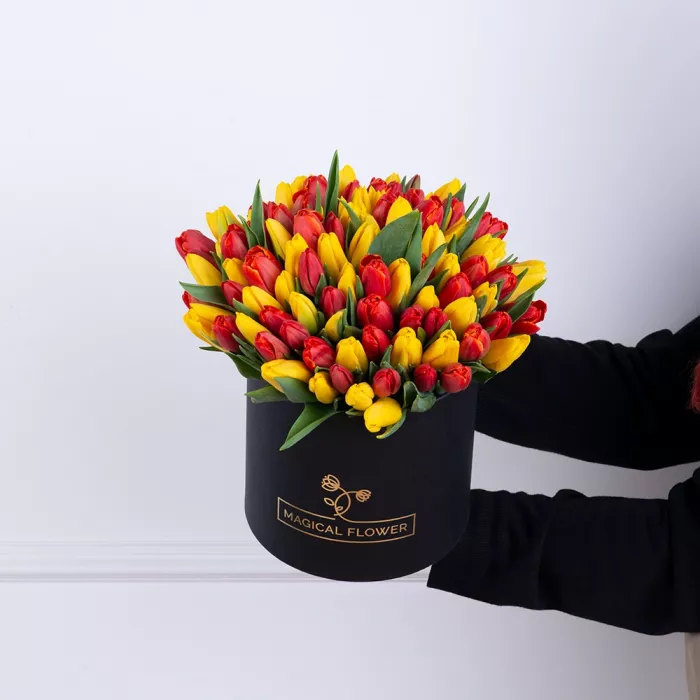 Букет из 101 разноцветного тюльпана в черной шляпной коробке