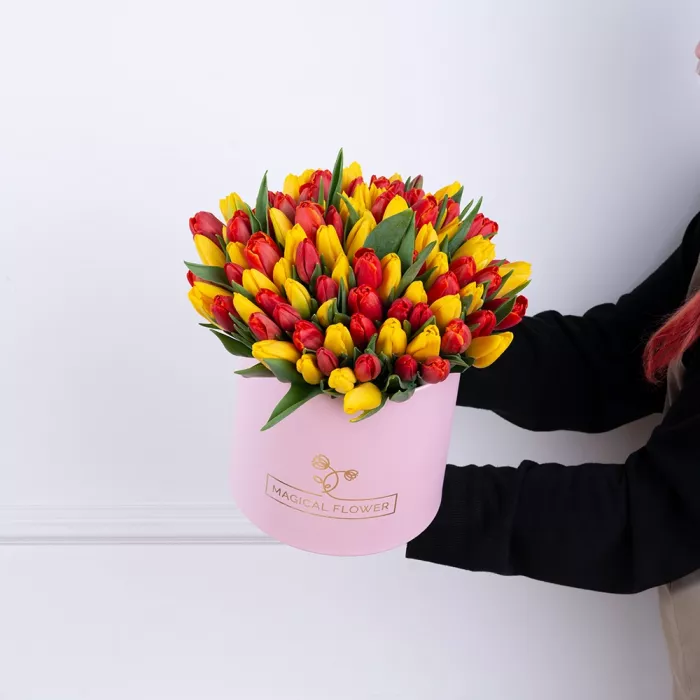 Букет из 101 разноцветного тюльпана в розовой шляпной коробке