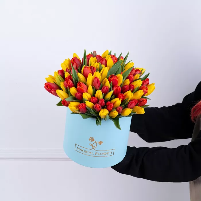 Букет из 101 разноцветного тюльпана в голубой шляпной коробке