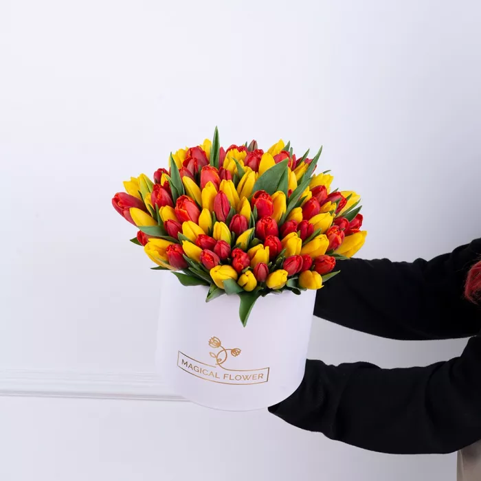 101 микс тюльпанов в белой шляпной коробке