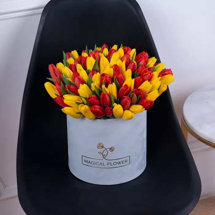 Букет из 101 разноцветного тюльпана в серой бархатной шляпной коробке