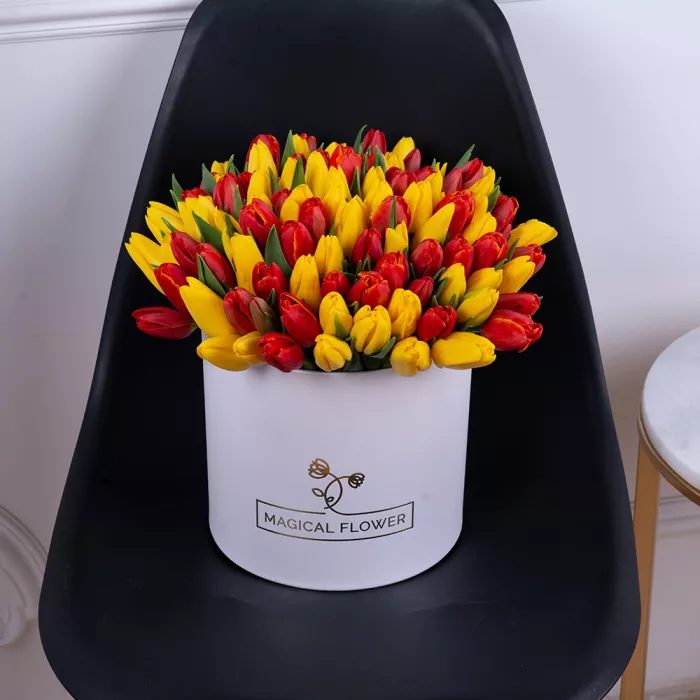 101 микс тюльпанов в белой шляпной коробке